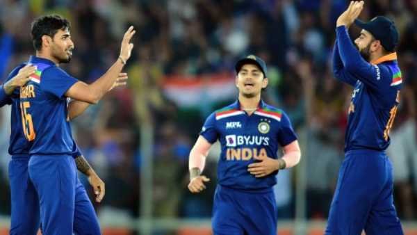 சூப்பர் சுந்தர்.... 4 ஓவர்கள்ல 2 விக்கெட்டை வீழ்த்தி அதிரடி